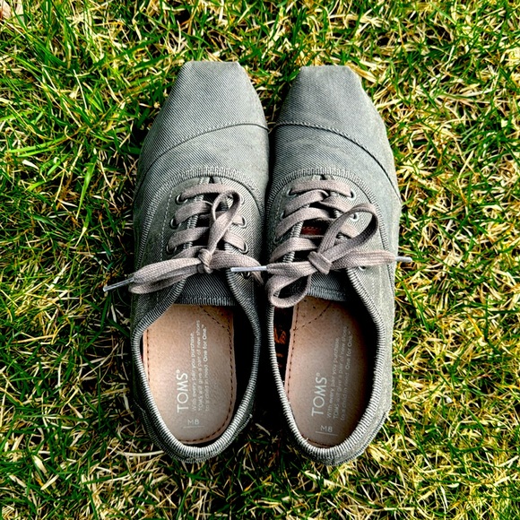 Men’s Toms Sneakers - Picture 2 of 5